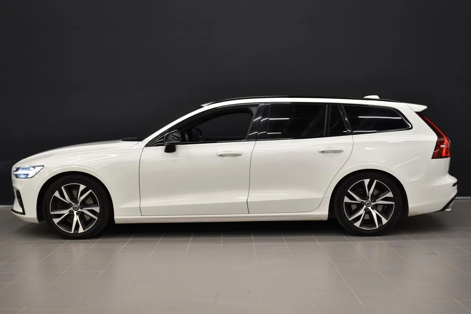 Volvo V60 T5 Business R-Design aut 2019, bild 2/29