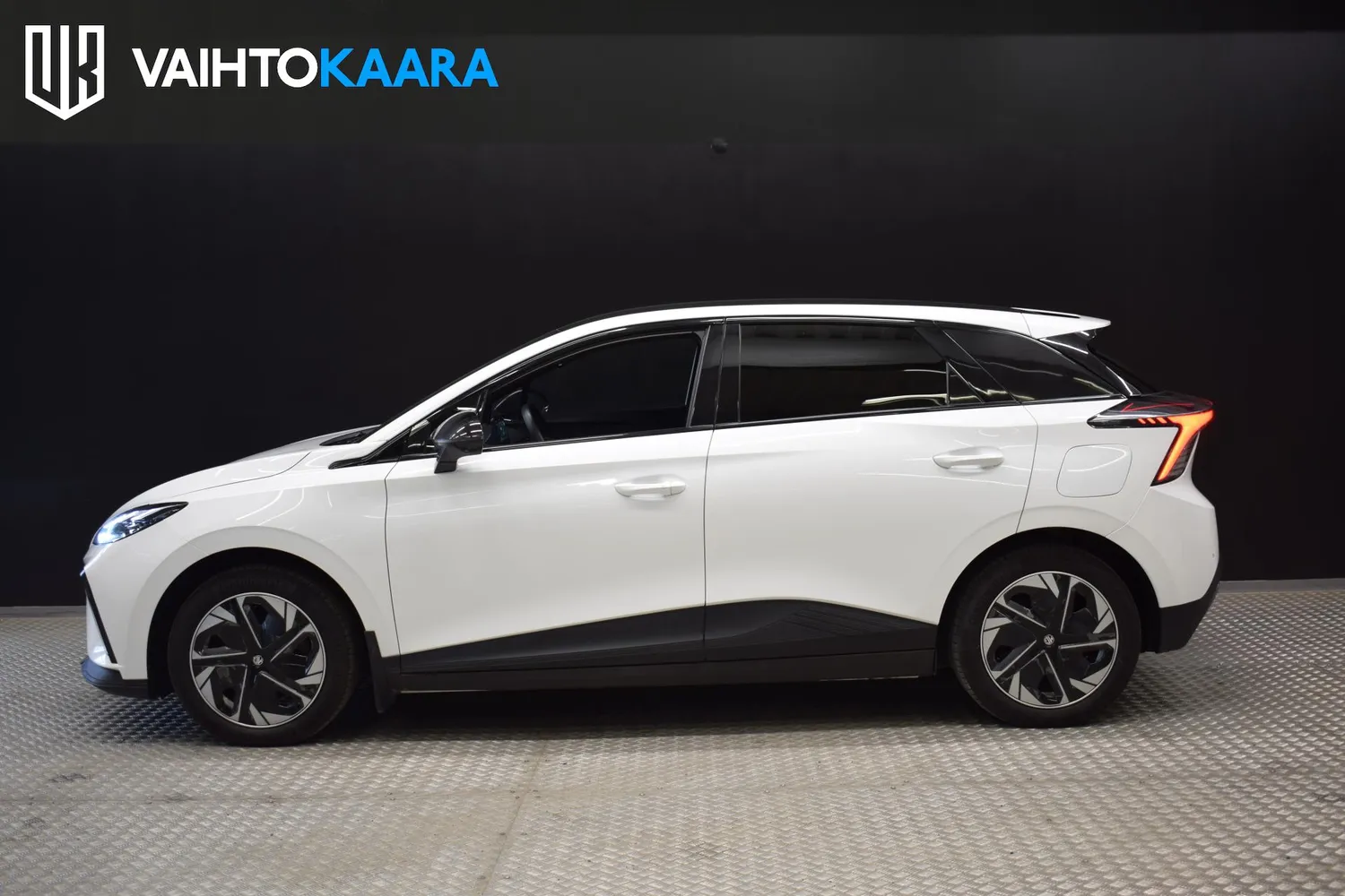 MG MG4 64kWh Luxury 150kW 2023, kuva 3/25